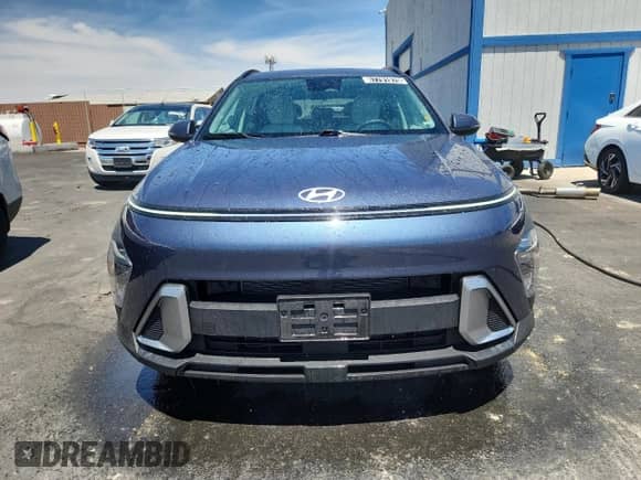 2024 Hyundai Kona SEL z VIN KM8HB3AB1RU097130, wystawiony jako Copart lot #67791975 z przebiegiem 31 837 mil mil oraz Szkoda całkowita • Salvage title. Historia ofert i sprzedaży dostępna na DreamBid. Obrazek 5.