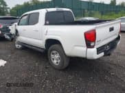 ✅ 2021 Toyota Tacoma SR • VIN: 3TYCZ5AN0MT052701 • Lot: 42680790. Wystawiony na IAAI z przebiegiem 41 440 mil. Bezpłatny archiwum sprzedaży aukcyjnych z USA i szczegółowy raport historii pojazdu na DreamBid. Zdjęcie 3.