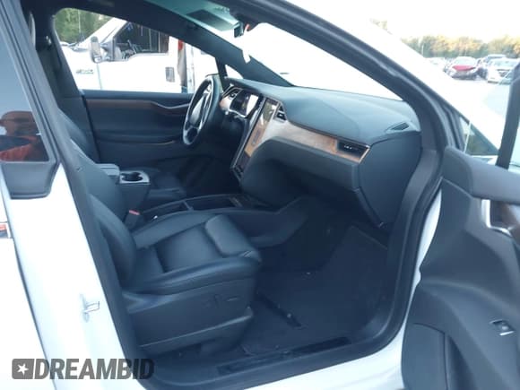 ✅ 2020 Tesla Model X Long Range • VIN: 5YJXCAE2XLF234092 • Lot: 43008499. Wystawiony na IAAI z przebiegiem 64 789 mil. Bezpłatny archiwum sprzedaży aukcyjnych z USA i szczegółowy raport historii pojazdu na DreamBid. Zdjęcie 5.