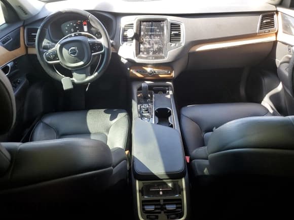 ✅ 2021 Volvo XC90 Inscription Expression • VIN: YV4BR00K2M1683994 • Lot: 71658685. Listed on Copart with 74,013 mi. Free auction sales archive from the USA and detailed vehicle history report at DreamBid. Image 8.