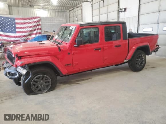 ✅ 2024 Jeep Gladiator Willys • VIN: 1C6HJTAG7RL100645 • Лот: 49543135. Опубликован ранее на Copart с пробегом 13 134 миль. Бесплатный доступ к архиву аукционных продаж из США и подробный отчёт об истории автомобиля на DreamBid. Изображение 1.
