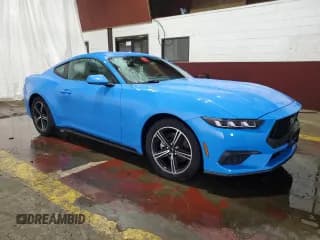 ✅ 2024 Ford Mustang EcoBoost • VIN: 1FA6P8TH6R5133728 • Lot: 63524324. Wystawiony na Copart z przebiegiem 7 357 mil. Bezpłatny archiwum sprzedaży aukcyjnych z USA i szczegółowy raport historii pojazdu na DreamBid. Zdjęcie 4.