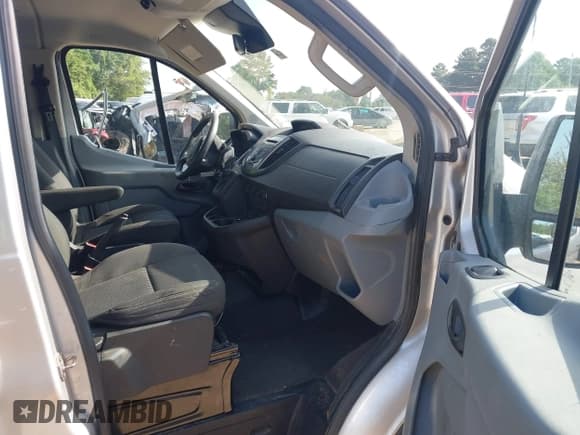 ✅ 2015 Ford Transit XL • VIN: 1FMZK1YM1FKB06349 • Lot: 42756713. Wystawiony na IAAI z przebiegiem 107 875 mil. Bezpłatny archiwum sprzedaży aukcyjnych z USA i szczegółowy raport historii pojazdu na DreamBid. Zdjęcie 5.