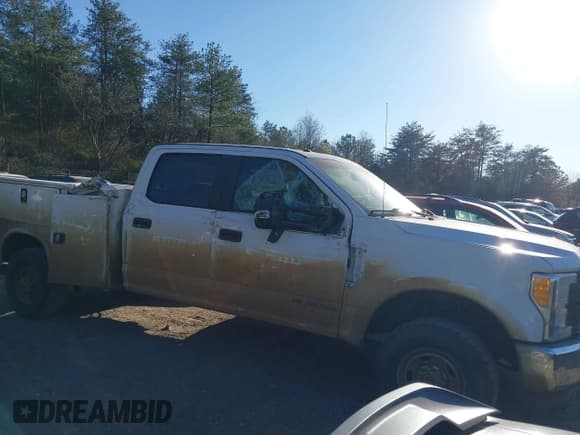 ✅ 2017 Ford F-250 XL • VIN: 1FD7W2BT0HEE98873 • Lot: 41541765. Wystawiony na IAAI z przebiegiem 167 276 mil. Bezpłatny archiwum sprzedaży aukcyjnych z USA i szczegółowy raport historii pojazdu na DreamBid. Zdjęcie 6.