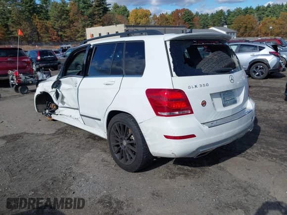 ✅ 2015 Mercedes-Benz GLK 350 • VIN: WDCGG8JB9FG433724 • Lot: 43475732. Listed on IAAI with 121,071 mi. Free auction sales archive from the USA and detailed vehicle history report at DreamBid. Image 3.