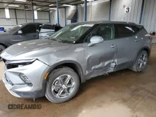 2025 Chevrolet Blazer LT z VIN 3GNKBCR46SS158890, wystawiony jako Copart lot #60086485 z przebiegiem 6 590 mil mil oraz Szkoda całkowita • Salvage title. Historia ofert i sprzedaży dostępna na DreamBid. Obrazek 1.