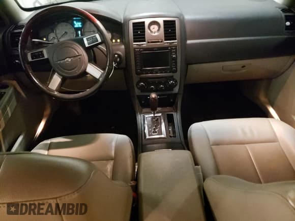 ✅ 2007 Chrysler 300 Limited • VIN: 2C3LK53GX7H893379 • Lot: 49874185. Wystawiony na Copart z przebiegiem 136 607 mil. Bezpłatny archiwum sprzedaży aukcyjnych z USA i szczegółowy raport historii pojazdu na DreamBid. Zdjęcie 8.