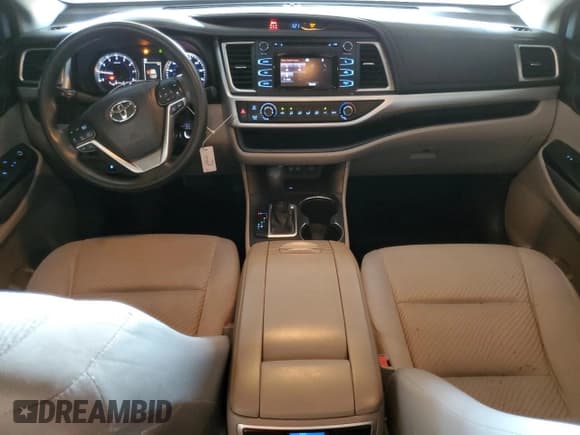 ✅ 2017 Toyota Highlander LE • VIN: 5TDZARFH4HS023277 • Lot: 84971145. Wystawiony na Copart z przebiegiem 112 711 mil. Bezpłatny archiwum sprzedaży aukcyjnych z USA i szczegółowy raport historii pojazdu na DreamBid. Zdjęcie 8.