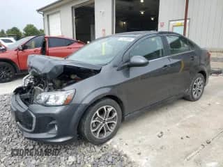 2018 Chevrolet Sonic LT z VIN 1G1JD5SH3J4121939, wystawiony jako Copart lot #71639095 z przebiegiem 102 620 mil mil oraz Szkoda całkowita • Salvage title. Historia ofert i sprzedaży dostępna na DreamBid. Obrazek 1.