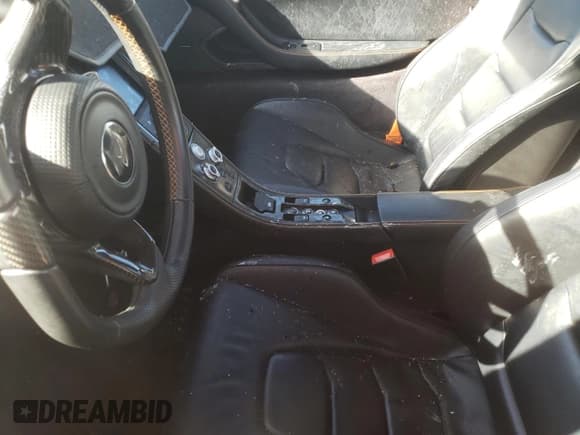 ✅ 2015 McLaren 650S • VIN: SBM11FAA4FW005016 • Lot: 39770864. Wystawiony na Copart z przebiegiem Nie podano. Bezpłatny archiwum sprzedaży aukcyjnych z USA i szczegółowy raport historii pojazdu na DreamBid. Zdjęcie 7.