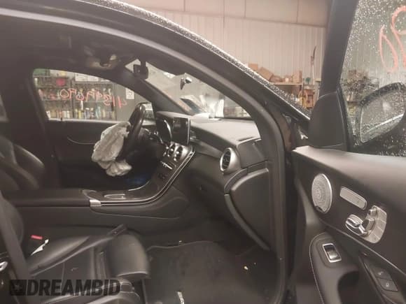 ✅ 2020 Mercedes-Benz GLC 300 • VIN: WDC0J8EBXLF712792 • Lot: 41399090. Listed on IAAI with 63,762 mi. Free auction sales archive from the USA and detailed vehicle history report at DreamBid. Image 5.