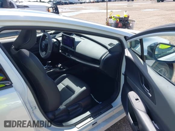 ✅ 2024 Toyota Prius LE • VIN: JTDACAAU2R3030356 • Lot: 43279750. Listed on IAAI with 8,721 mi. Free auction sales archive from the USA and detailed vehicle history report at DreamBid. Image 5.