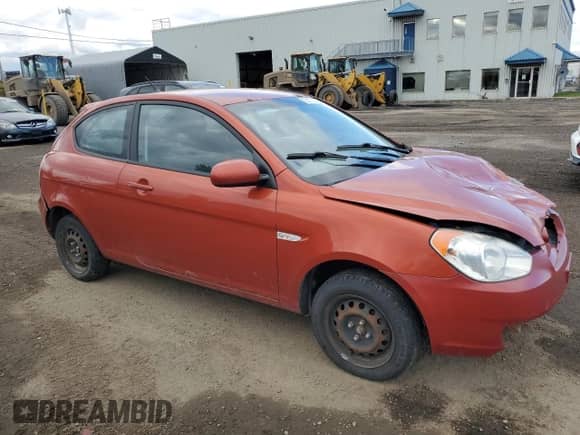 2010 Hyundai Accent GL с VIN KMHCN3BC2AU183480, выставлен на аукционе Copart как лот 73117004 с пробегом Не указан миль и Списание • Salvage title. История ставок и продаж доступна на DreamBid. Изображение 4.