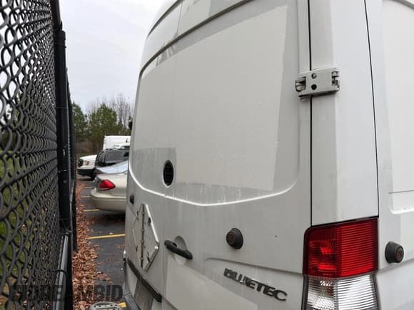 ✅ 2011 Mercedes-Benz Sprinter Cargo • VIN: WD3PE8CB9B5560806 • Lot: 43822970. Wystawiony na IAAI z przebiegiem 383 541 mil. Bezpłatny archiwum sprzedaży aukcyjnych z USA i szczegółowy raport historii pojazdu na DreamBid. Zdjęcie 4.