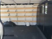 ✅ 2022 Chevrolet Express Cargo • VIN: 1GCWGAFP1N1141435 • Lot: 67495135. Wystawiony na Copart z przebiegiem 40 475 mil. Bezpłatny archiwum sprzedaży aukcyjnych z USA i szczegółowy raport historii pojazdu na DreamBid. Zdjęcie 11.