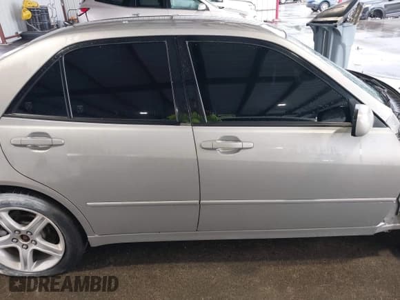 ✅ 2001 Lexus IS 300/350 • VIN: JTHBD182510011973 • Lot: 43040080. Listed on IAAI with 270,557 mi. Free auction sales archive from the USA and detailed vehicle history report at DreamBid. Image 14.