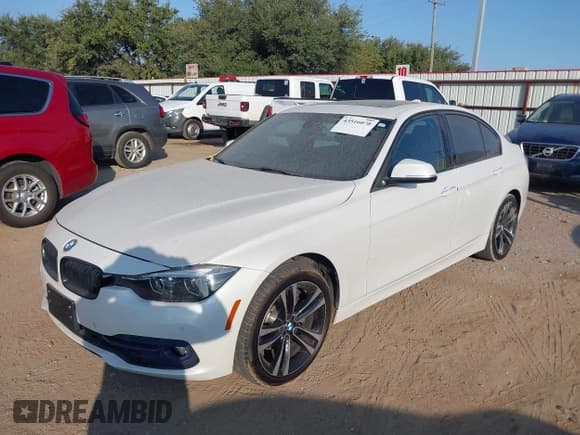 ✅ 2018 BMW 3 Series 330i • VIN: WBA8B9G58JNV00220 • Lot: 43516070. Wystawiony na IAAI z przebiegiem 113 508 mil. Bezpłatny archiwum sprzedaży aukcyjnych z USA i szczegółowy raport historii pojazdu na DreamBid. Zdjęcie 2.