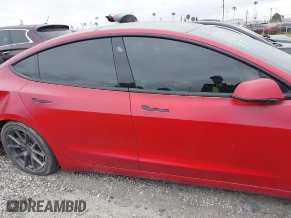 ✅ 2022 Tesla Model 3 Long Range • VIN: 5YJ3E1EB3NF273540 • Lot: 41978069. Wystawiony na IAAI z przebiegiem 27 247 mil. Bezpłatny archiwum sprzedaży aukcyjnych z USA i szczegółowy raport historii pojazdu na DreamBid. Zdjęcie 14.