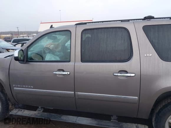 ✅ 2011 Chevrolet Suburban LTZ • VIN: 1GNSKKE33BR401419 • Lot: 38382388. Listed on IAAI with 196,842 mi. Free auction sales archive from the USA and detailed vehicle history report at DreamBid. Image 14.