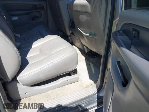 ✅ 2003 Chevrolet Suburban LT • VIN: 3GNEC16Z23G155942 • Lot: 42077249. Listed on IAAI with 218,465 mi. Free auction sales archive from the USA and detailed vehicle history report at DreamBid. Image 8.