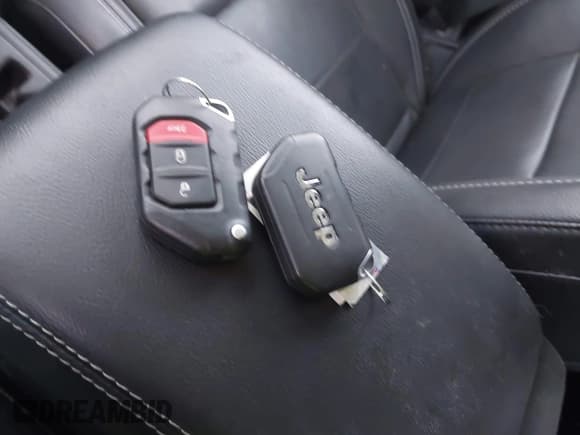 ✅ 2022 Jeep Wrangler Unlimited Sahara • VIN: 1C4HJXEG4NW186063 • Lot: 40927600. Wystawiony na IAAI z przebiegiem 22 430 mil. Bezpłatny archiwum sprzedaży aukcyjnych z USA i szczegółowy raport historii pojazdu na DreamBid. Zdjęcie 11.