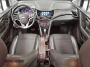 ✅ 2020 Chevrolet Trax LT • VIN: KL7CJPSBXLB006766 • Lot: 93961785. Wystawiony na Copart z przebiegiem 77 839 mil. Bezpłatny archiwum sprzedaży aukcyjnych z USA i szczegółowy raport historii pojazdu na DreamBid. Zdjęcie 8.