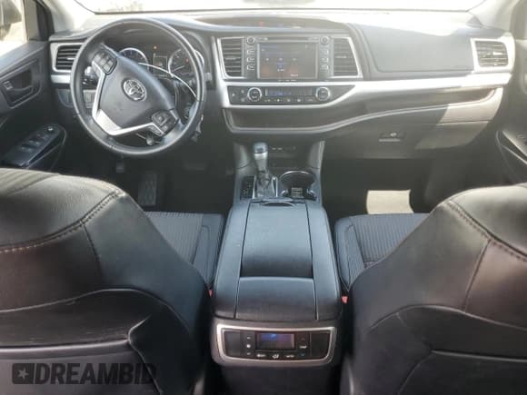 ✅ 2019 Toyota Highlander LE Plus • VIN: 5TDZZRFH6KS359285 • Lot: 81513645. Wystawiony na Copart z przebiegiem 58 007 mil. Bezpłatny archiwum sprzedaży aukcyjnych z USA i szczegółowy raport historii pojazdu na DreamBid. Zdjęcie 8.
