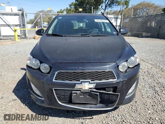 ✅ 2013 Chevrolet Sonic RS • VIN: 1G1JG6SB8D4221340 • Lot: 46548375. Wystawiony na Copart z przebiegiem 84 336 mil mil. Skorzystaj z bezpłatnego archiwum sprzedaży aukcyjnych z USA i zobacz szczegółowy raport historii pojazdu na DreamBid. Zdjęcie 5.
