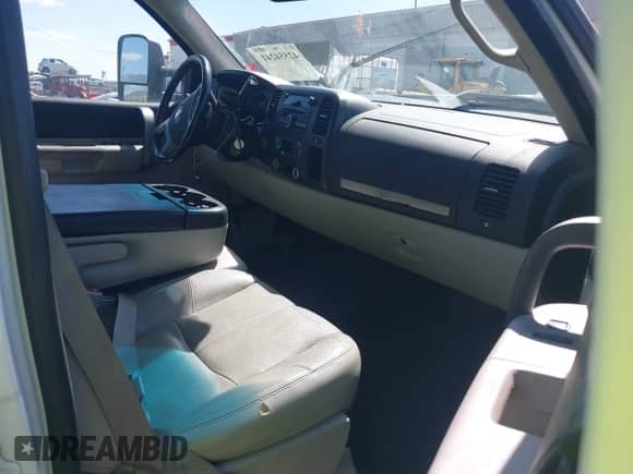 2007 Chevrolet Silverado 2500HD 1LT z VIN 1GCHK23687F512654, wystawiony jako IAAI lot #42554241 z przebiegiem 149 949 mil mil oraz . Historia ofert i sprzedaży dostępna na DreamBid. Obrazek 5.