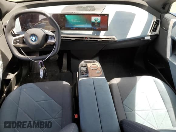 ✅ 2023 BMW iX xDrive50 • VIN: WB523CF03PCM09655 • Lot: 52922124. Wystawiony na Copart z przebiegiem 3 159 mil. Bezpłatny archiwum sprzedaży aukcyjnych z USA i szczegółowy raport historii pojazdu na DreamBid. Zdjęcie 8.