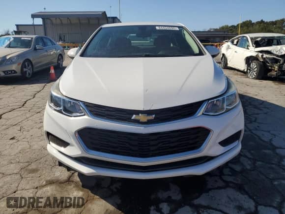 2018 Chevrolet Cruze LS z VIN 1G1BC5SM5J7162477, wystawiony jako Copart lot #84434695 z przebiegiem 69 588 mil mil oraz Szkoda całkowita • Salvage title. Historia ofert i sprzedaży dostępna na DreamBid. Obrazek 5.