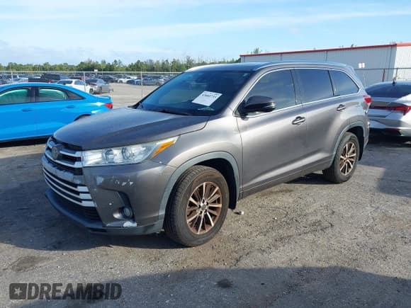 ✅ 2018 Toyota Highlander SE • VIN: 5TDJZRFH0JS540393 • Lot: 43660733. Listed on IAAI with 111,054 mi. Free auction sales archive from the USA and detailed vehicle history report at DreamBid. Image 2.