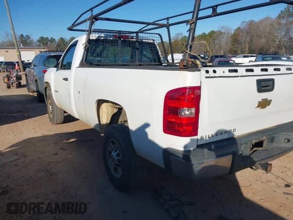 ✅ 2013 Chevrolet Silverado 2500HD Work Truck • VIN: 1GC0CVCG8DF200821 • Lot: 41566276. Wystawiony na IAAI z przebiegiem 325 319 mil. Bezpłatny archiwum sprzedaży aukcyjnych z USA i szczegółowy raport historii pojazdu na DreamBid. Zdjęcie 3.