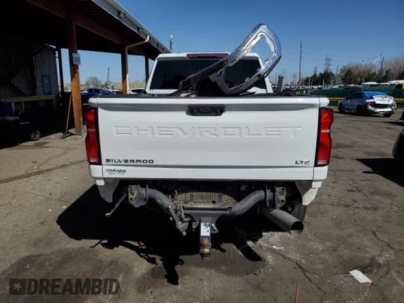 ✅ 2024 Chevrolet Silverado 2500HD • VIN: 2GC1YPEY6R1104367 • Lot: 51783695. Wystawiony na Copart z przebiegiem 59 283 mil. Bezpłatny archiwum sprzedaży aukcyjnych z USA i szczegółowy raport historii pojazdu na DreamBid. Zdjęcie 6.