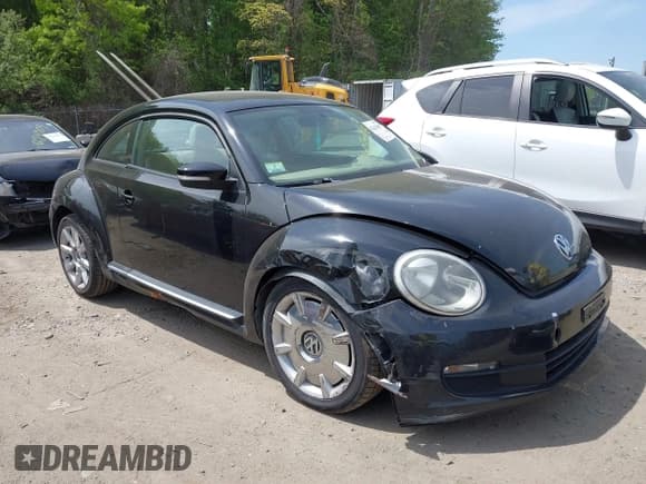 ✅ 2013 Volkswagen Beetle 2.5L • VIN: 3VWJP7AT4DM601882 • Lot: 42252667. Wystawiony na IAAI z przebiegiem 114 910 mil. Bezpłatny archiwum sprzedaży aukcyjnych z USA i szczegółowy raport historii pojazdu na DreamBid. Zdjęcie 1.