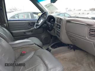 ✅ 2000 Chevrolet Blazer LS • VIN: 1GNCS13W4Y2254590 • Lot: 42173829. Wystawiony na IAAI z przebiegiem 178 991 mil. Bezpłatny archiwum sprzedaży aukcyjnych z USA i szczegółowy raport historii pojazdu na DreamBid. Zdjęcie 5.