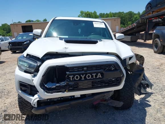 ✅ 2020 Toyota Tacoma SR5 • VIN: 5TFCZ5AN2LX235263 • Lot: 42557802. Listed on IAAI with 149,504 mi. Free auction sales archive from the USA and detailed vehicle history report at DreamBid. Image 12.