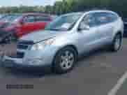 2011 Chevrolet Traverse 1LT z VIN 1GNKRGED0BJ389472, wystawiony jako IAAI lot #43265950 z przebiegiem 203 318 mil mil oraz . Historia ofert i sprzedaży dostępna na DreamBid. Obrazek 2.