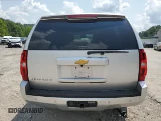 ✅ 2014 Chevrolet Suburban LT • VIN: 1GNSKJE74ER143879 • Lot: 65392194. Wystawiony na Copart z przebiegiem 277 412 mil. Bezpłatny archiwum sprzedaży aukcyjnych z USA i szczegółowy raport historii pojazdu na DreamBid. Zdjęcie 6.