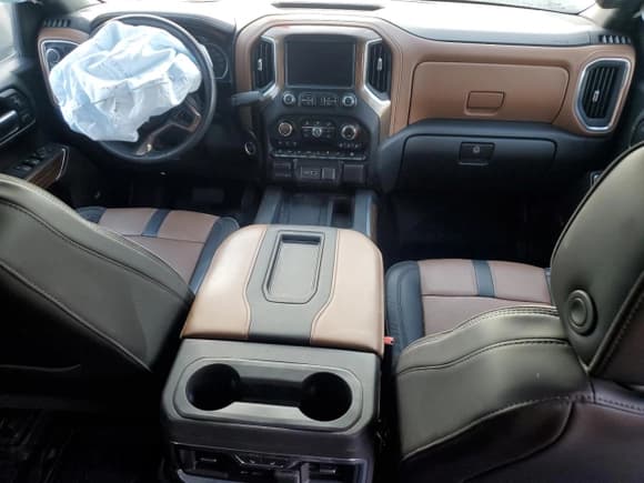 ✅ 2019 Chevrolet Silverado 1500 High Country • VIN: 3GCUYHEDXKG172569 • Lot: 78493004. Wystawiony na Copart z przebiegiem 37 846 mil. Bezpłatny archiwum sprzedaży aukcyjnych z USA i szczegółowy raport historii pojazdu na DreamBid. Zdjęcie 8.