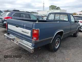 1988 Dodge Dakota z VIN 1B7GN14X7JS782283, wystawiony jako IAAI lot #41717137 z przebiegiem 104 582 mil mil oraz . Historia ofert i sprzedaży dostępna na DreamBid. Obrazek 4.