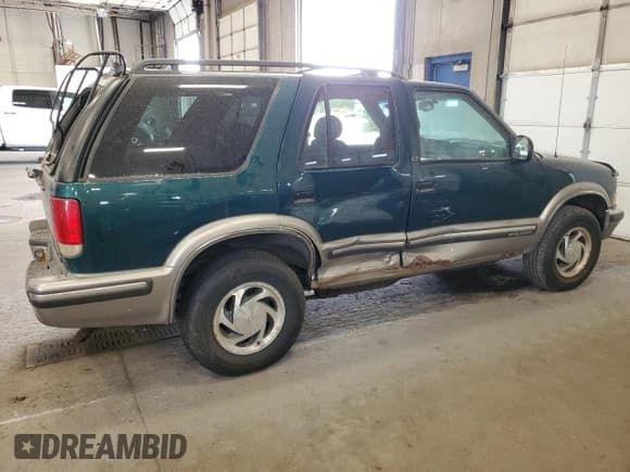 ✅ 1998 Chevrolet Blazer LS • VIN: 1GNDT13W2W2263240 • Lot: 56915955. Wystawiony na Copart z przebiegiem Nie podano. Bezpłatny archiwum sprzedaży aukcyjnych z USA i szczegółowy raport historii pojazdu na DreamBid. Zdjęcie 3.