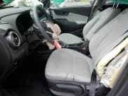 ✅ 2022 Hyundai Kona SEL • VIN: KM8K6CAB5NU919190 • Лот: 65040444. Опубликован ранее на Copart с пробегом 24 971 миль. Бесплатный доступ к архиву аукционных продаж из США и подробный отчёт об истории автомобиля на DreamBid. Изображение 7.