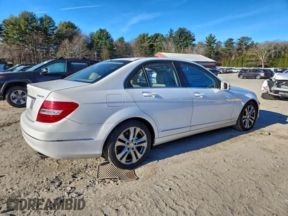 ✅ 2013 Mercedes-Benz C 300 Sport • VIN: WDDGF8AB2DR242565 • Лот: 94543135. Опубликован ранее на Copart с пробегом 151 600 миль. Бесплатный доступ к архиву аукционных продаж из США и подробный отчёт об истории автомобиля на DreamBid. Изображение 3.