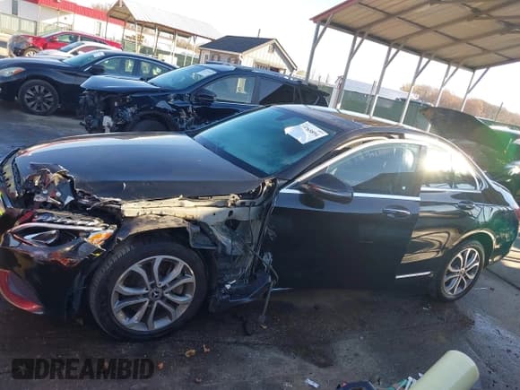 ✅ 2017 Mercedes-Benz C 300 • VIN: 55SWF4KB5HU221846 • Lot: 43765894. Wystawiony na IAAI z przebiegiem 99 367 mil. Bezpłatny archiwum sprzedaży aukcyjnych z USA i szczegółowy raport historii pojazdu na DreamBid. Zdjęcie 14.