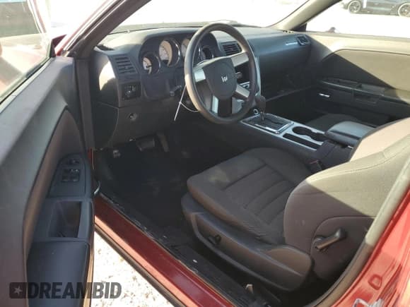 ✅ 2009 Dodge Challenger SE • VIN: 2B3LJ44V79H547302 • Lot: 84399784. Wystawiony na Copart z przebiegiem 237 749 mil. Bezpłatny archiwum sprzedaży aukcyjnych z USA i szczegółowy raport historii pojazdu na DreamBid. Zdjęcie 8.