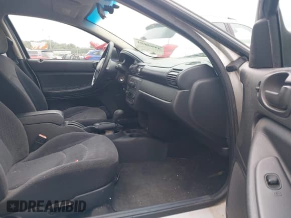 ✅ 2005 Dodge Stratus SXT • VIN: 1B3EL46X55N654688 • Lot: 43560694. Wystawiony na IAAI z przebiegiem 174 986 mil. Bezpłatny archiwum sprzedaży aukcyjnych z USA i szczegółowy raport historii pojazdu na DreamBid. Zdjęcie 5.