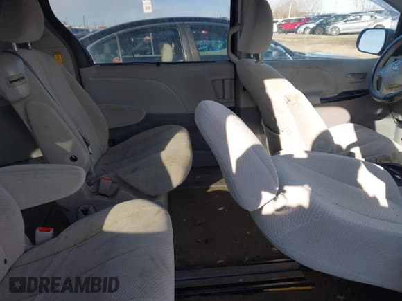 ✅ 2014 Toyota Sienna LE • VIN: 5TDKK3DCXES412410 • Lot: 43777852. Listed on IAAI with 228,333 mi. Free auction sales archive from the USA and detailed vehicle history report at DreamBid. Image 8.