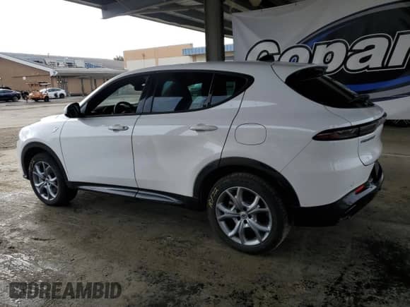 2024 Dodge Hornet R/T z VIN ZACPDFCW1R3A28605, wystawiony jako Copart lot #63086245 z przebiegiem 17 740 mil mil oraz Szkoda całkowita • Salvage title. Historia ofert i sprzedaży dostępna na DreamBid. Obrazek 2.