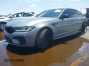 ✅ 2023 BMW M5 • VIN: WBS83CH09PCL36618 • Lot: 42654370. Wystawiony na IAAI z przebiegiem 19 991 mil. Bezpłatny archiwum sprzedaży aukcyjnych z USA i szczegółowy raport historii pojazdu na DreamBid. Zdjęcie 2.